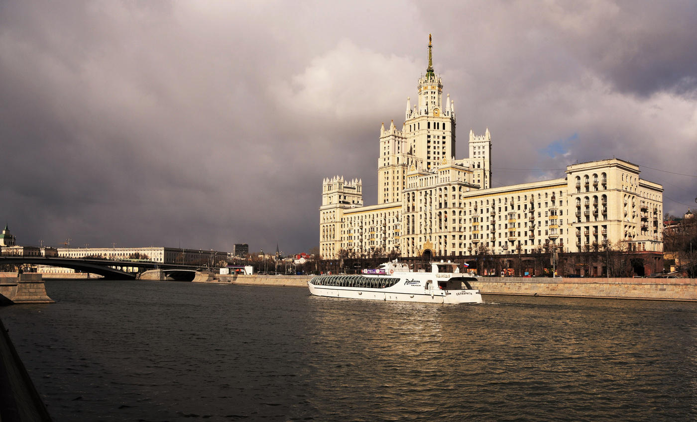 "Из-под ладоней мокрых облаков"