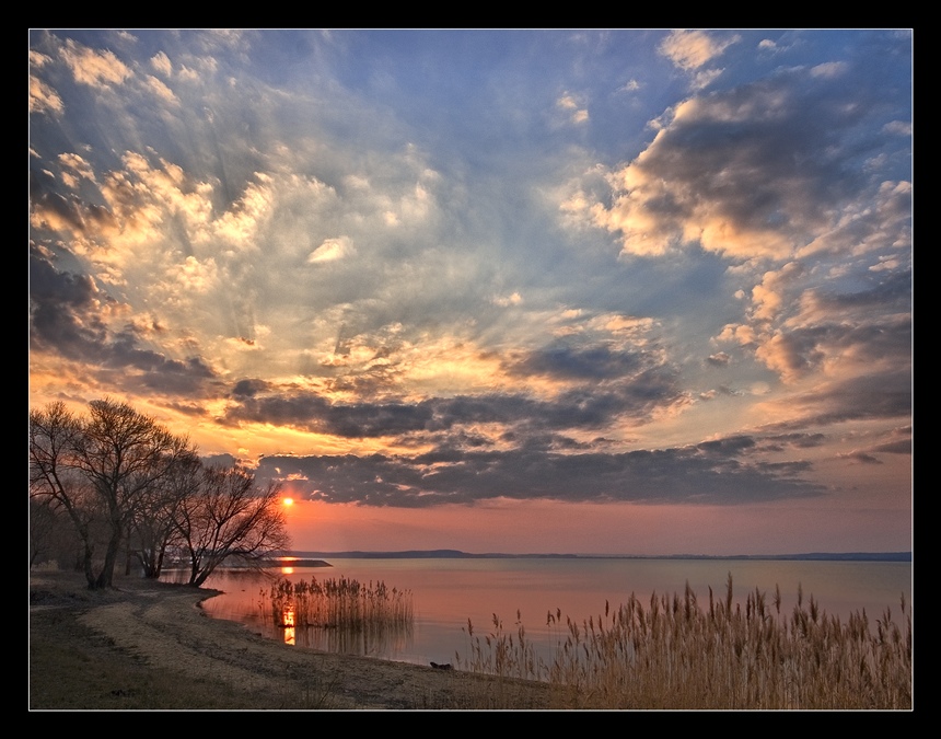 Освещенная лучами заходящего солнца