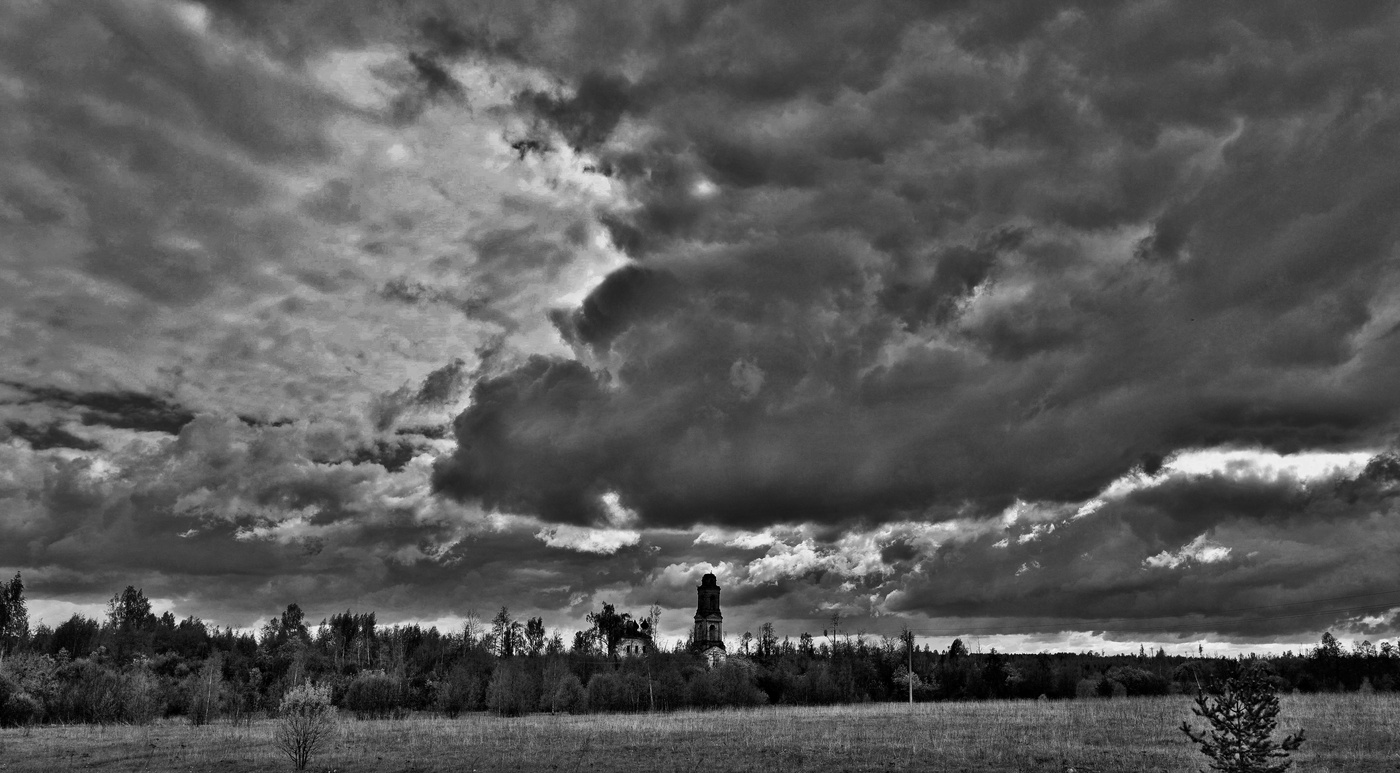 С колокольни отуманенной кто-то снял колокола...