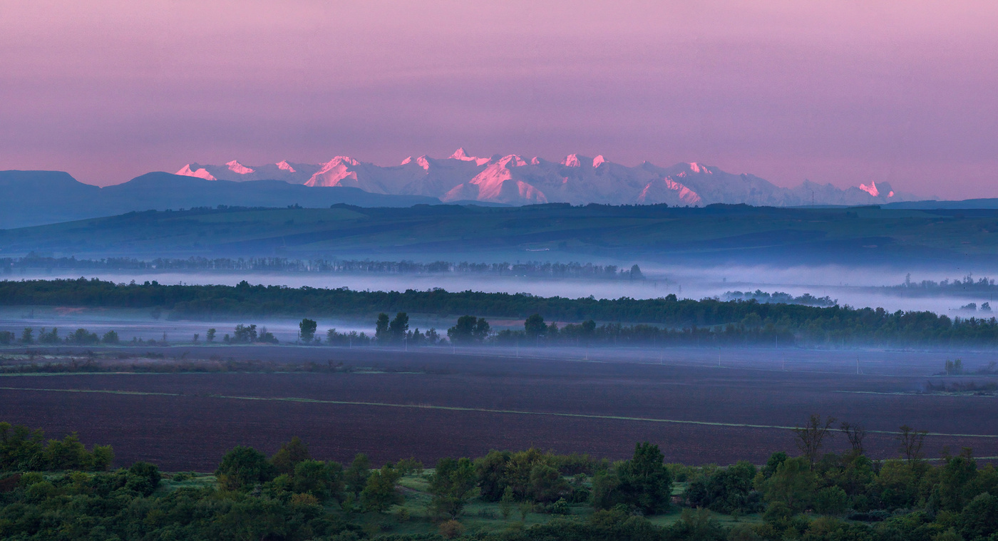 Стелется утренний туман.