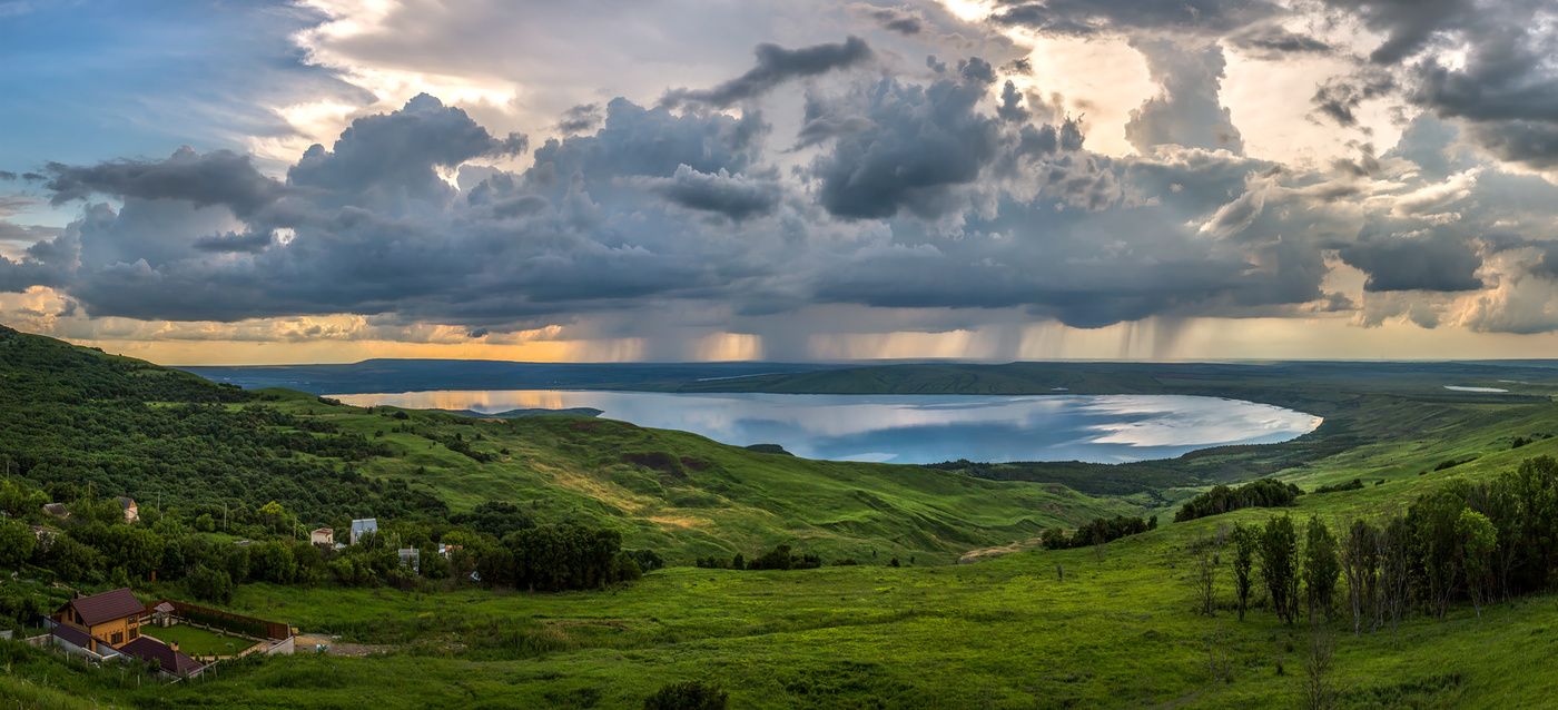 Грозовой фронт над озером.