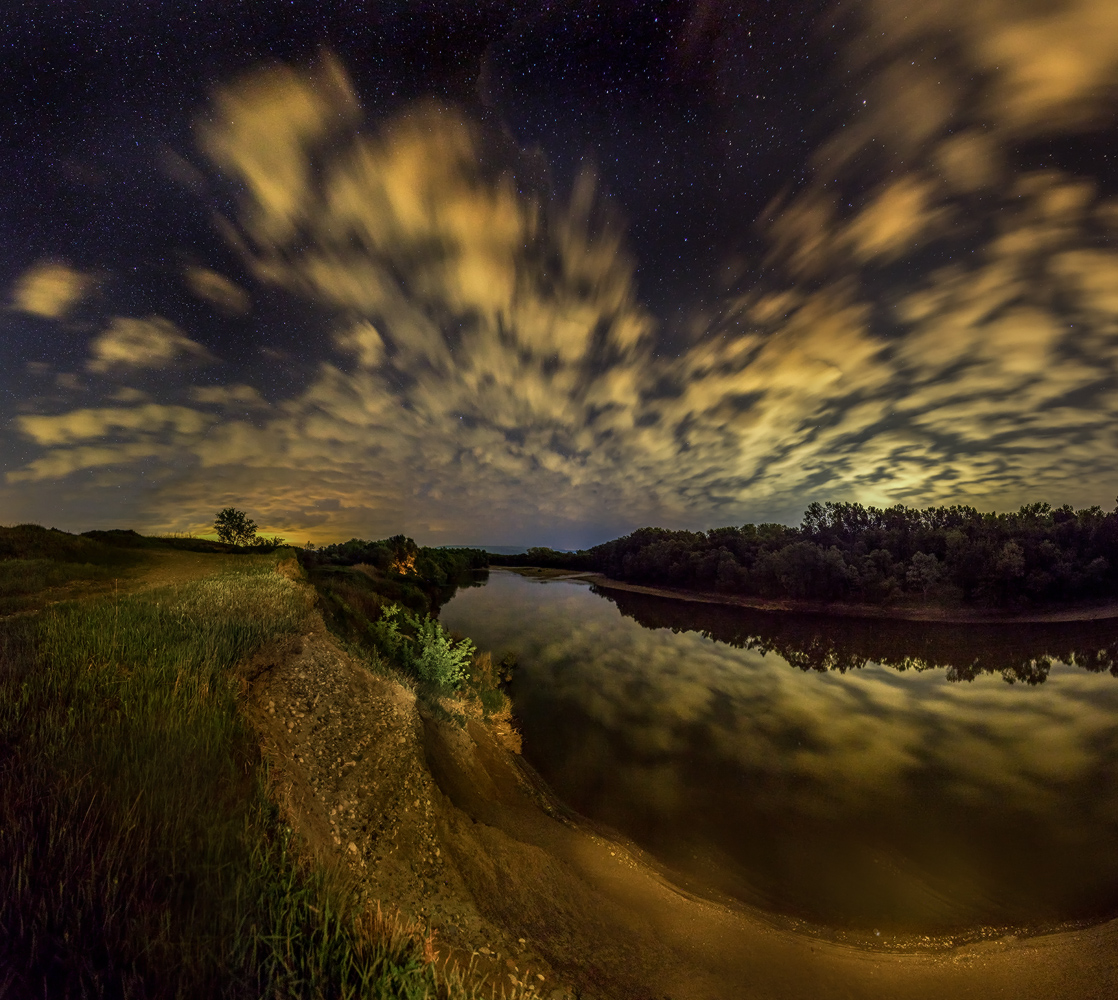 Ночное течение облаков и реки.