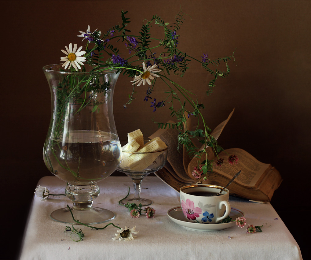 С чашкой чая...