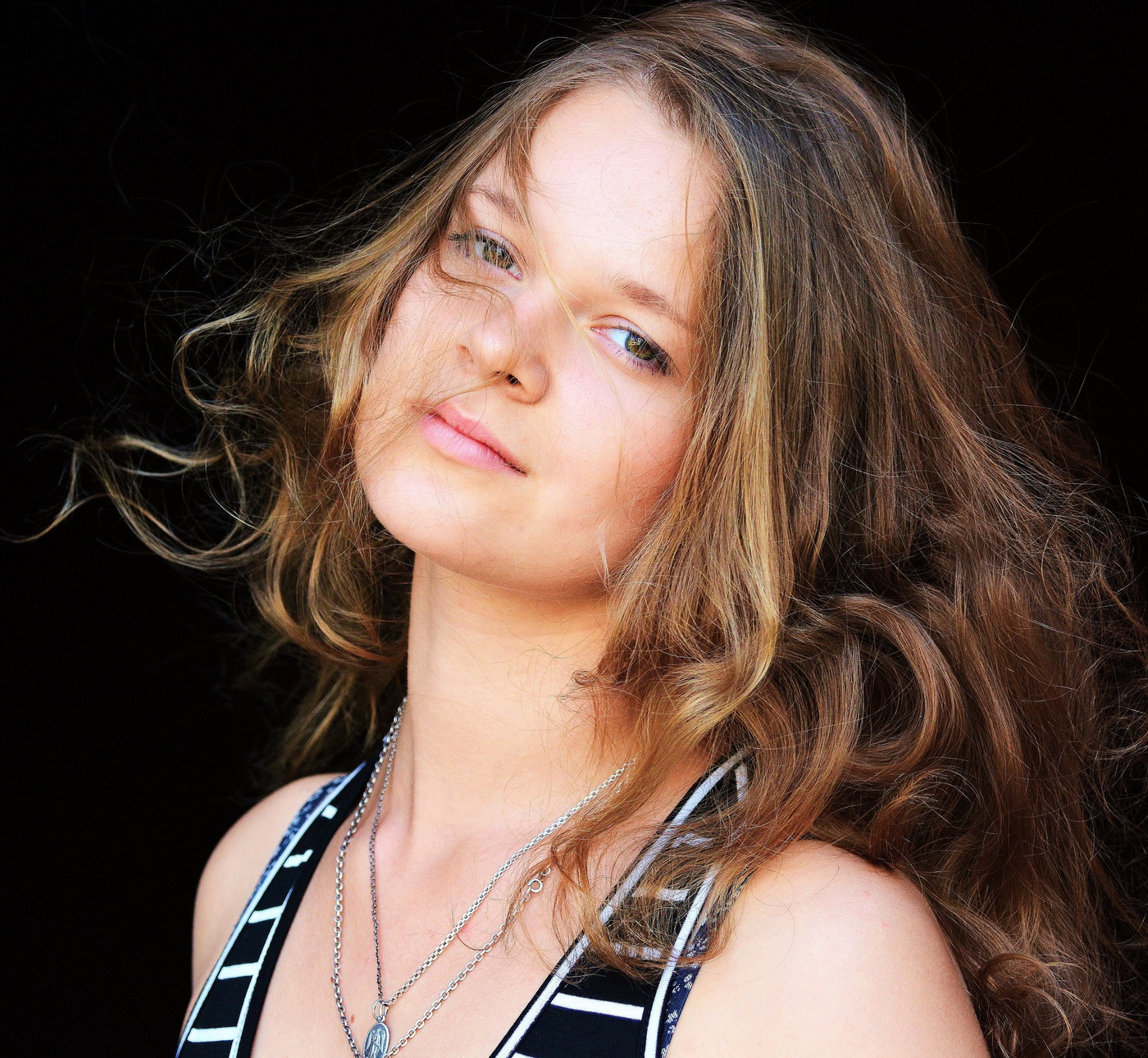 "Недотрога, тихоня в быту..."