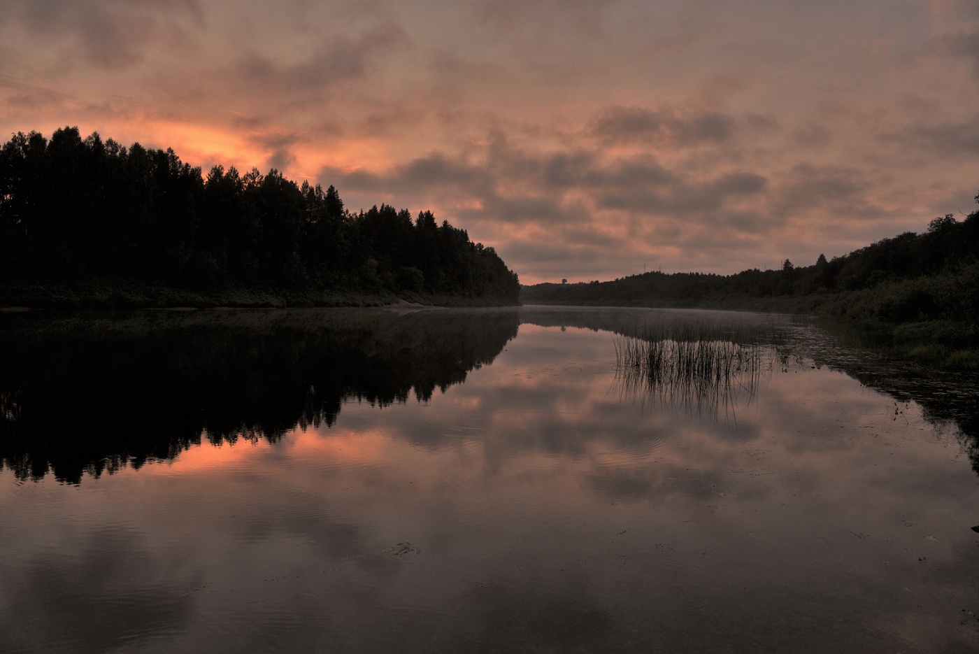 Поздний вечер на реке ...