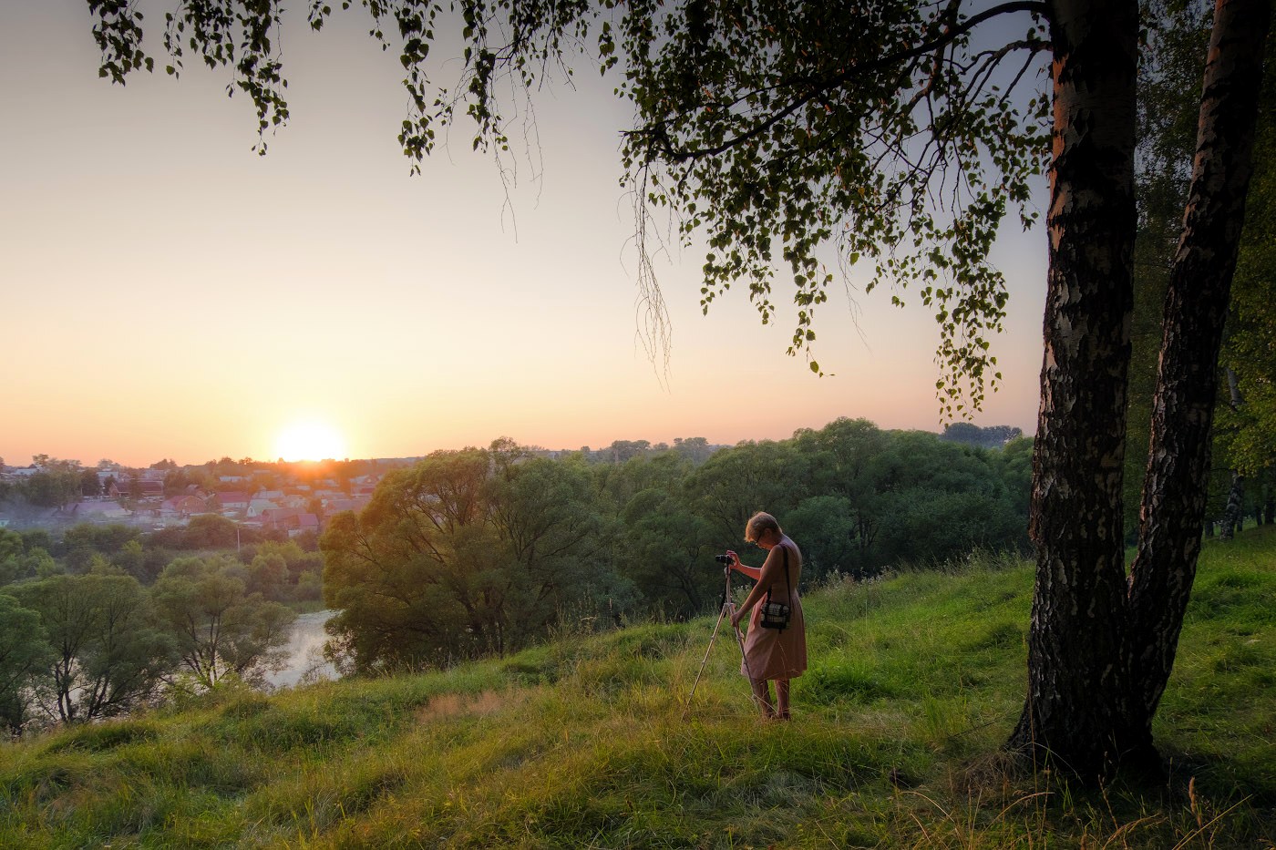 Девушка снимающая закат