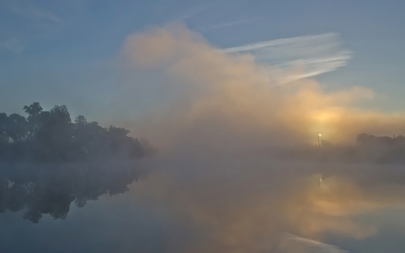 Скользит по небу рыжая лиса