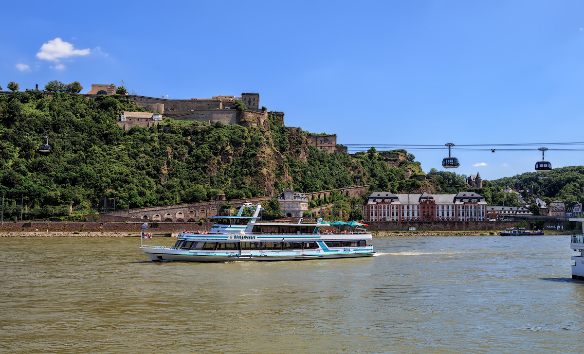 Плыл по Рейну прогулочный кораблик