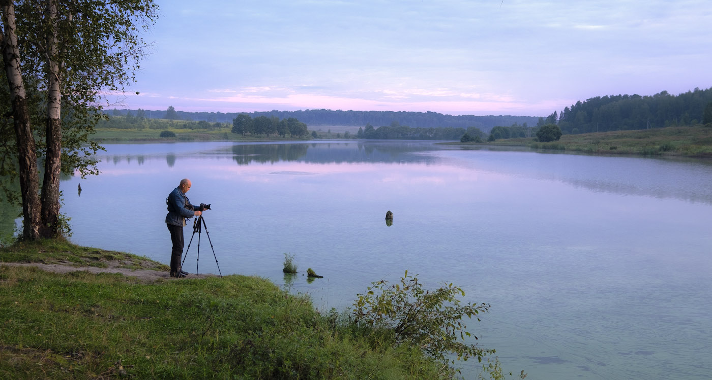 Сиреневый рассвет над бирюзовой водой