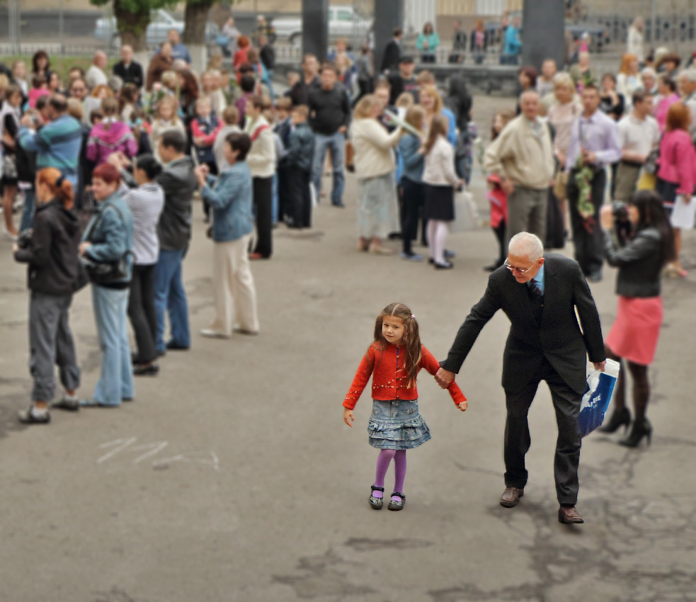 Не тяни меня,дед! Не хочу я в школу!