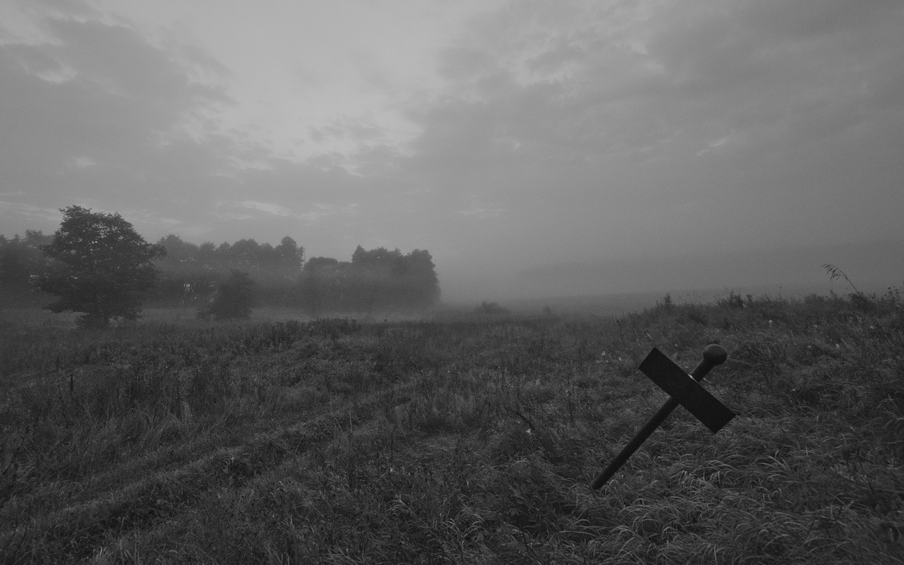 На сонные равнины пал туман