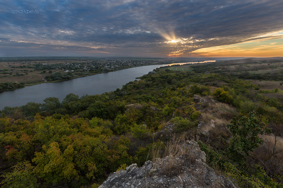 17 сентября. Рассветный вид с Пирамидальной горы на хутор Богатов.