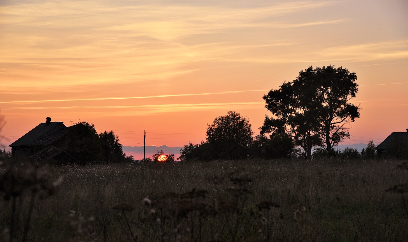 "Упал на землю солнца красный круг"