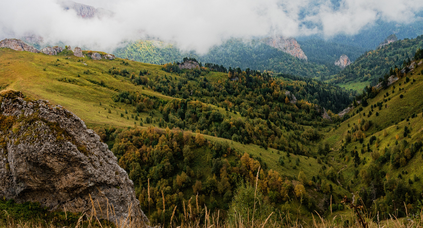 Идет по склонам осень