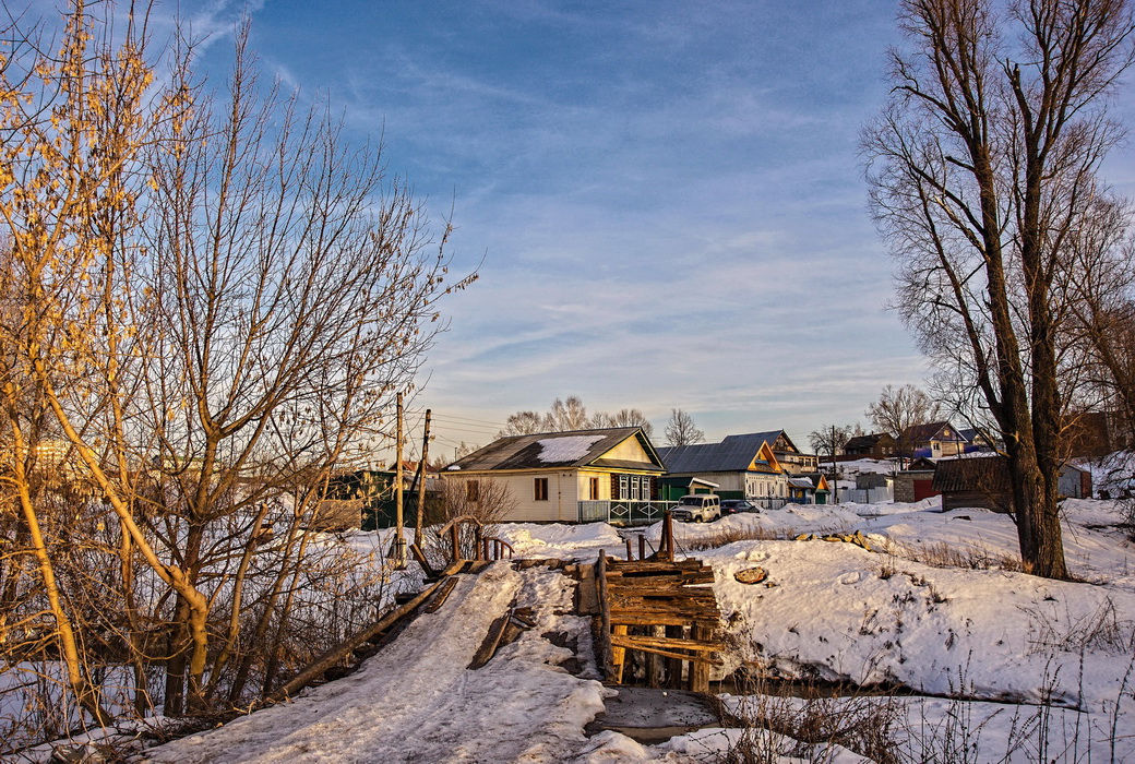 Март. У ветхого моста.
