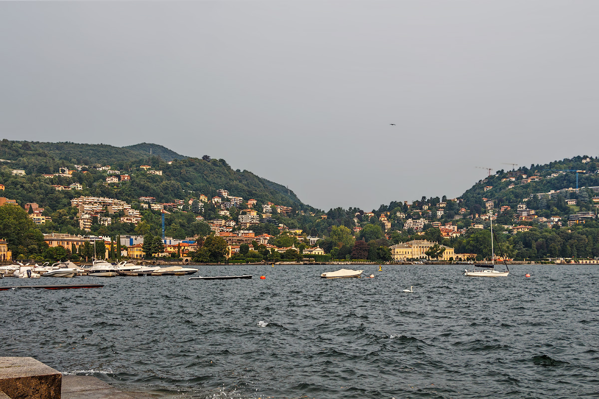 У озера в неприветливую погоду