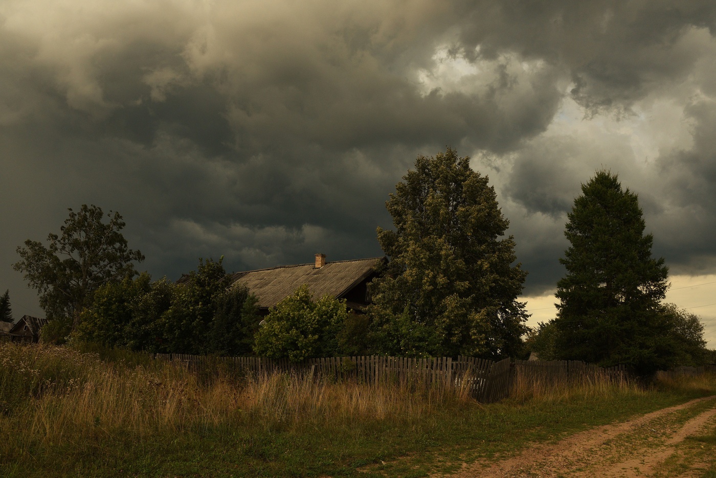 Тучи сгущались ...