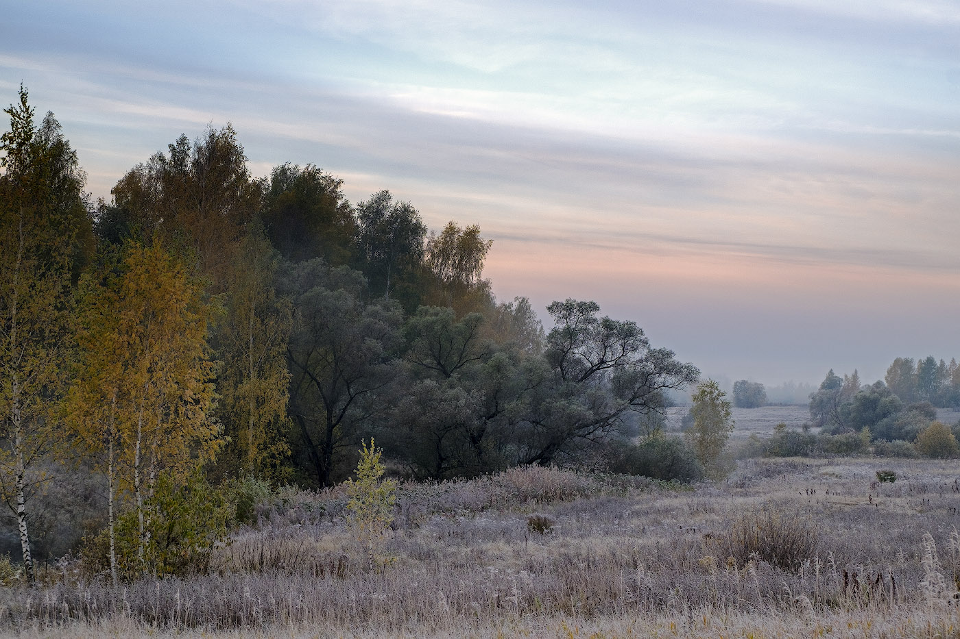 Октябрьский иней вязью алмазной плетёт кружева...