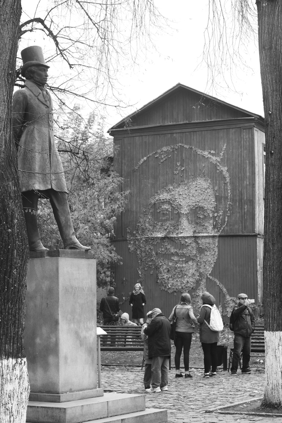 Поэты и их поклонники.