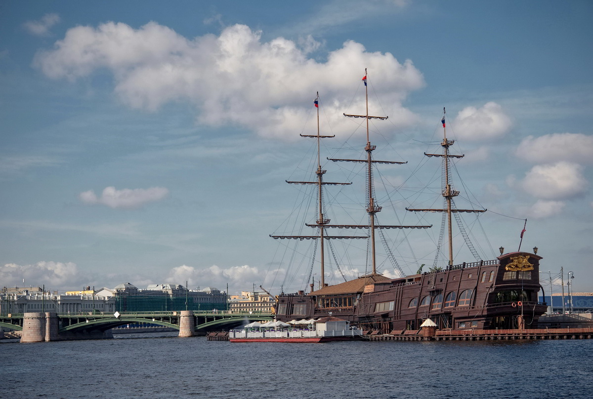 Летний светлый день на Неве