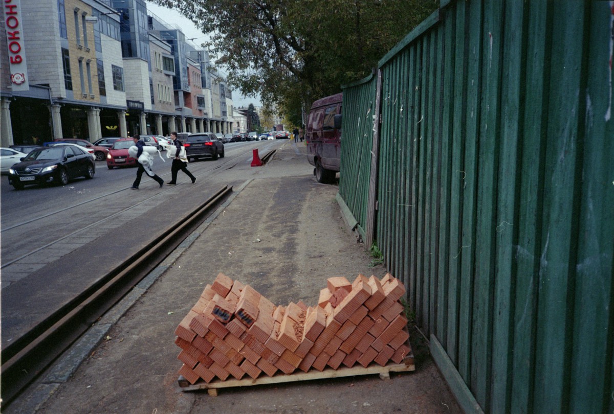 кирпичи на дороге и мужики что-то свистнули