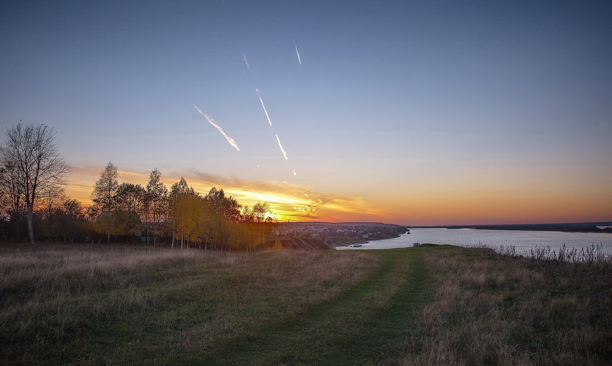 Закат на реке в октябре