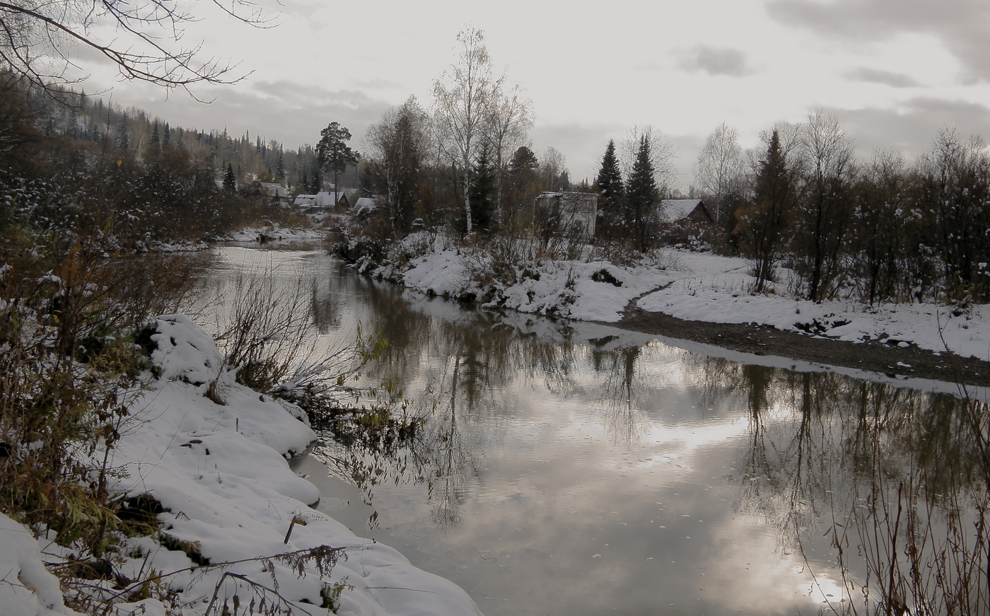 Уж небо осенью дышало, уж реже солнышко блистало...