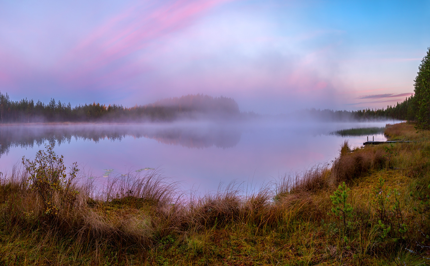 Туманная заря на озере.