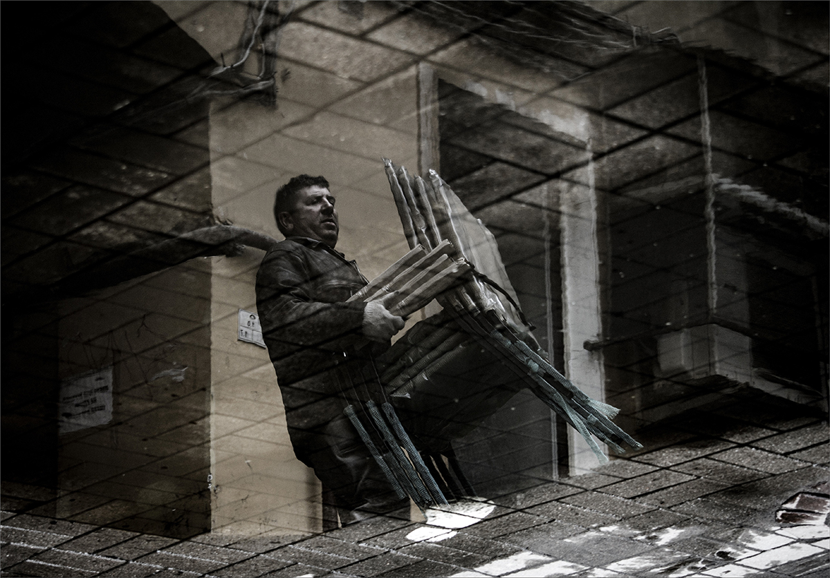 переносчик стульев...