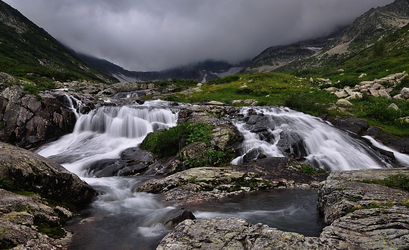 Горный ручей по камням