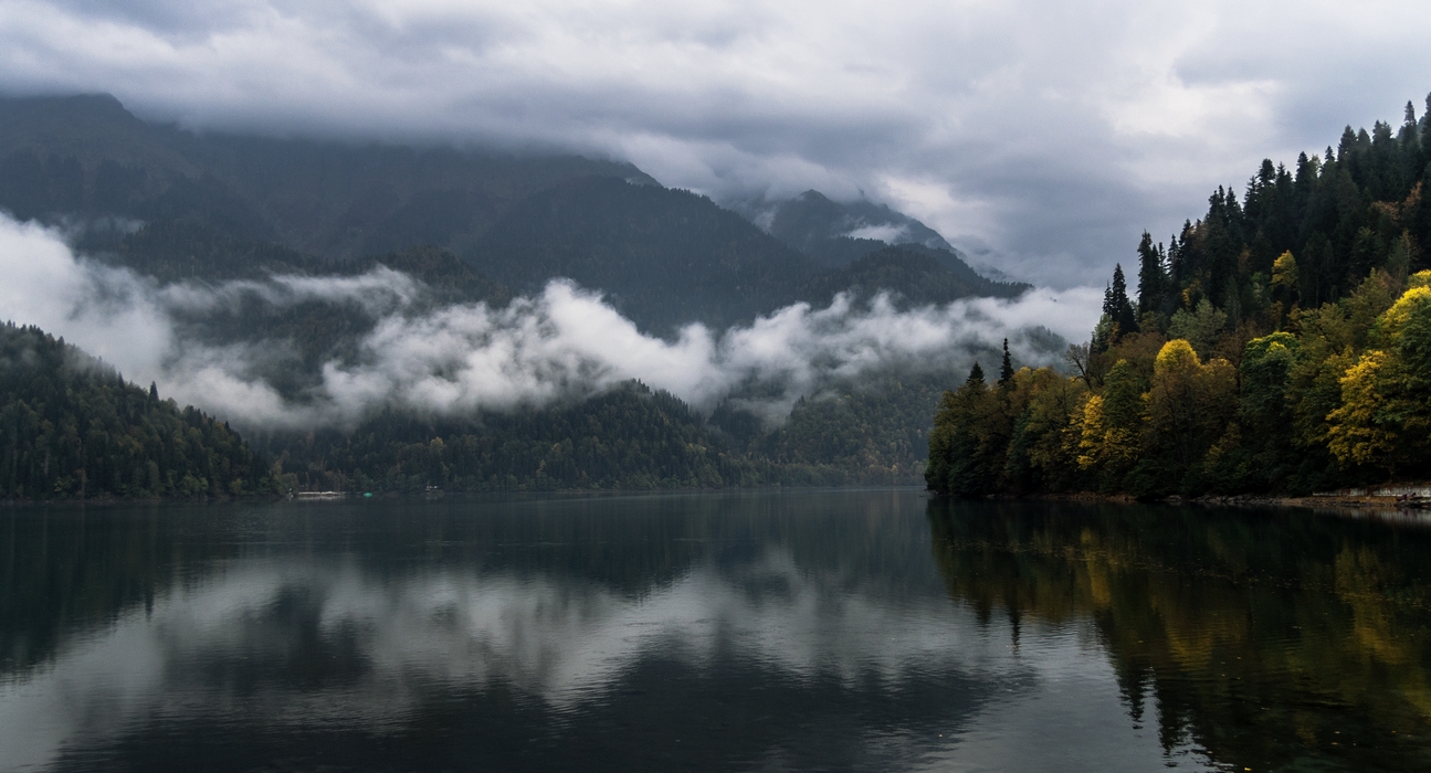 Озеро Рица. Осень. Дождливо.