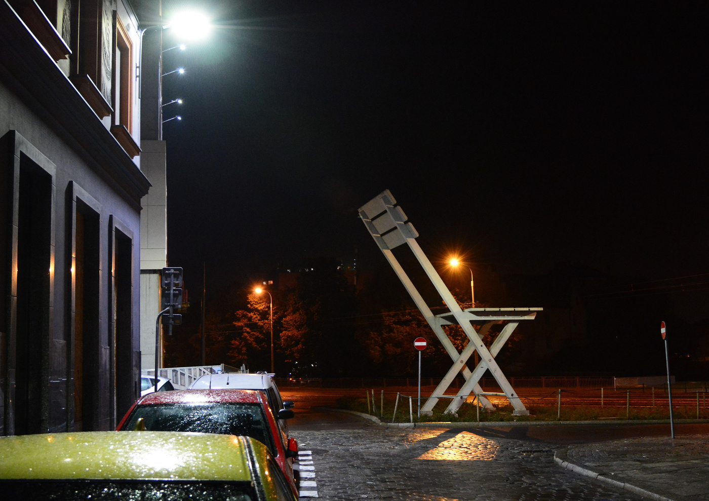 "И капли били по карнизам дома..."