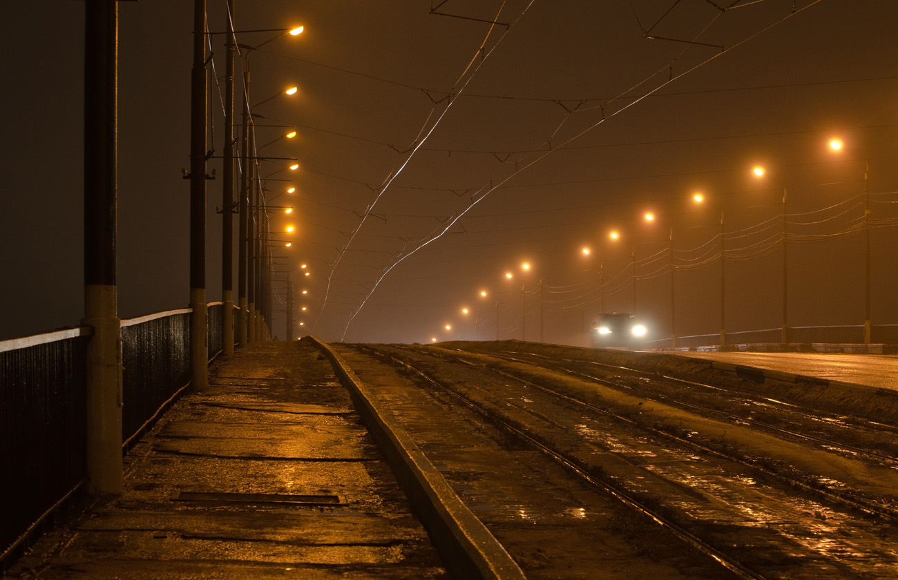 В вечерней мгле созрели фонари