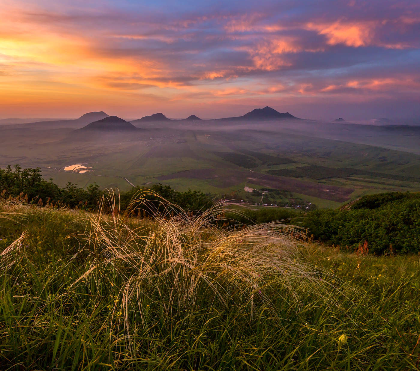 Ковыль на фоне гор Кавминвод.