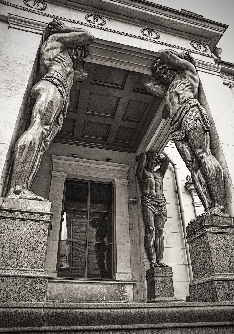 Атланты держат небо