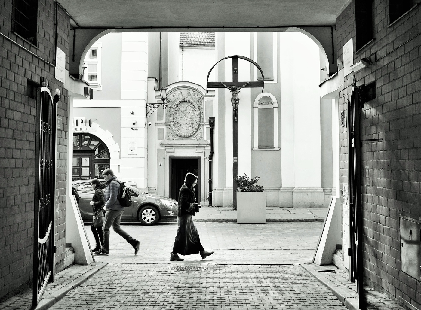 Все спешат, спешат куда-то ......