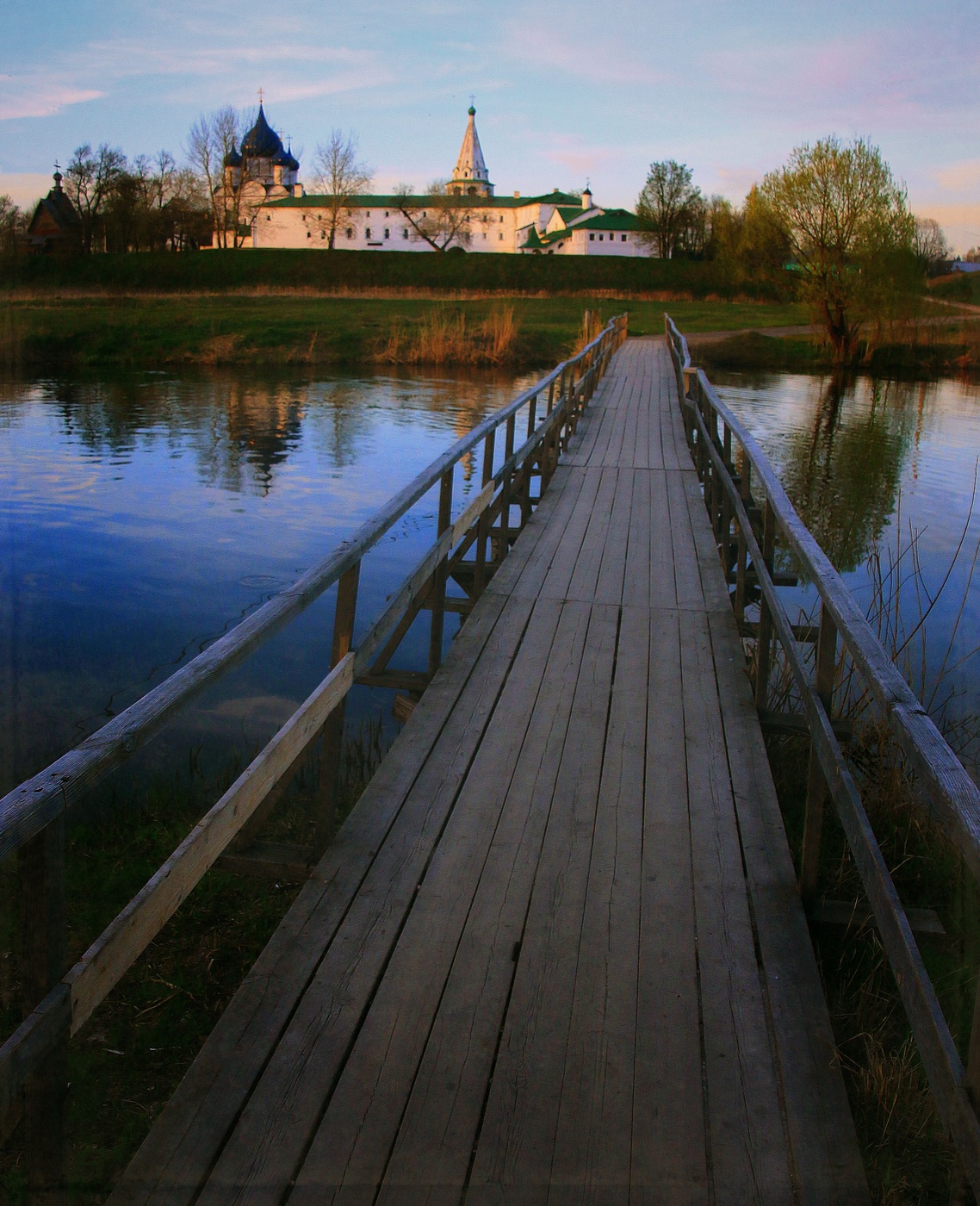 Течет река долго