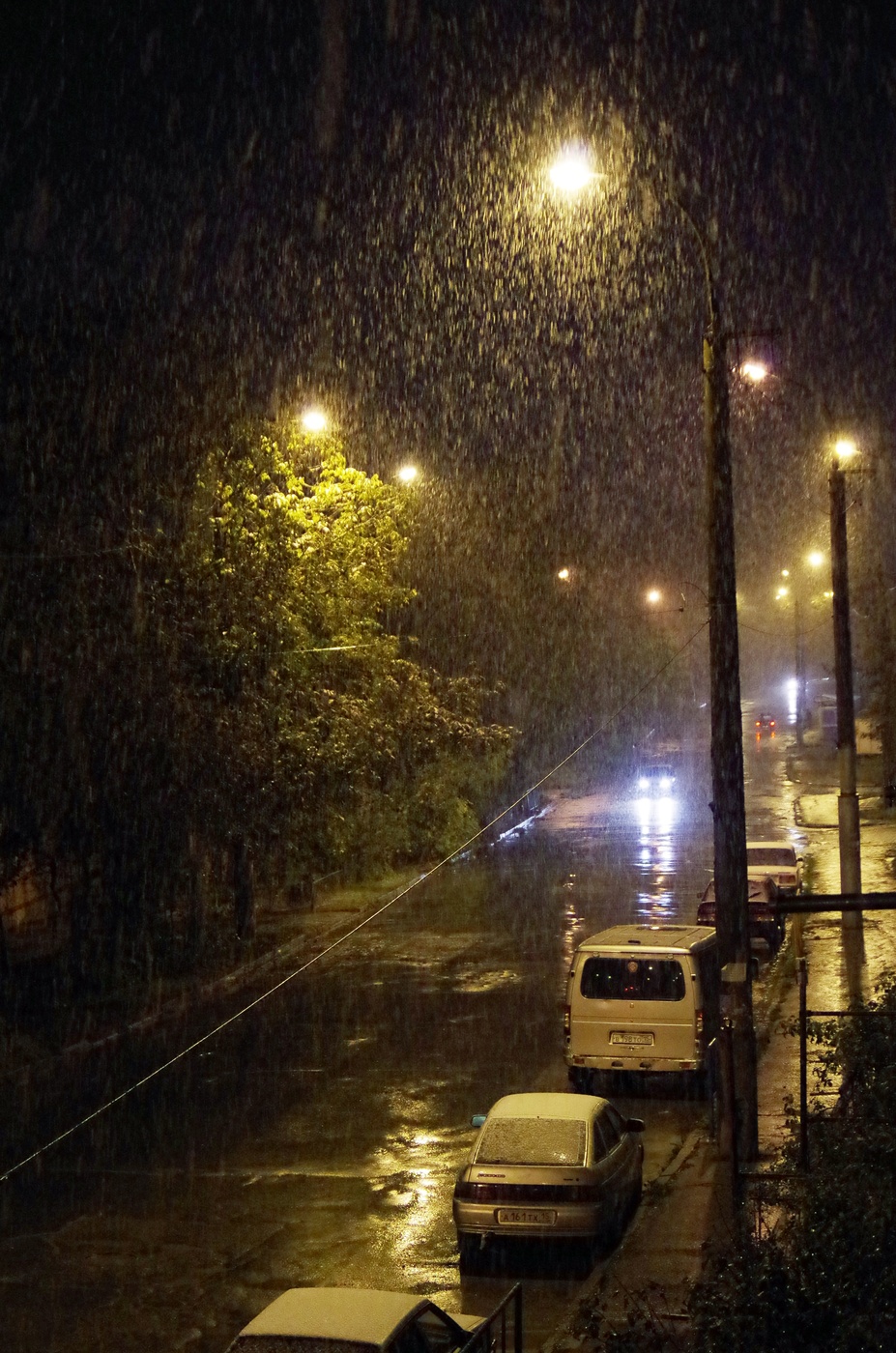 Снег валит.