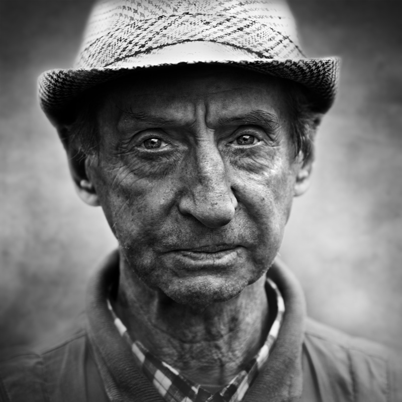 скромный в быту