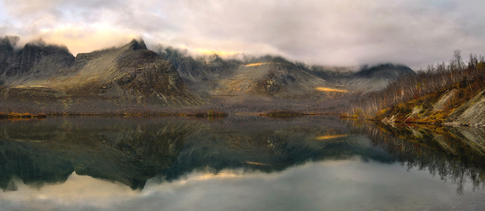 Рассвет на горном озере