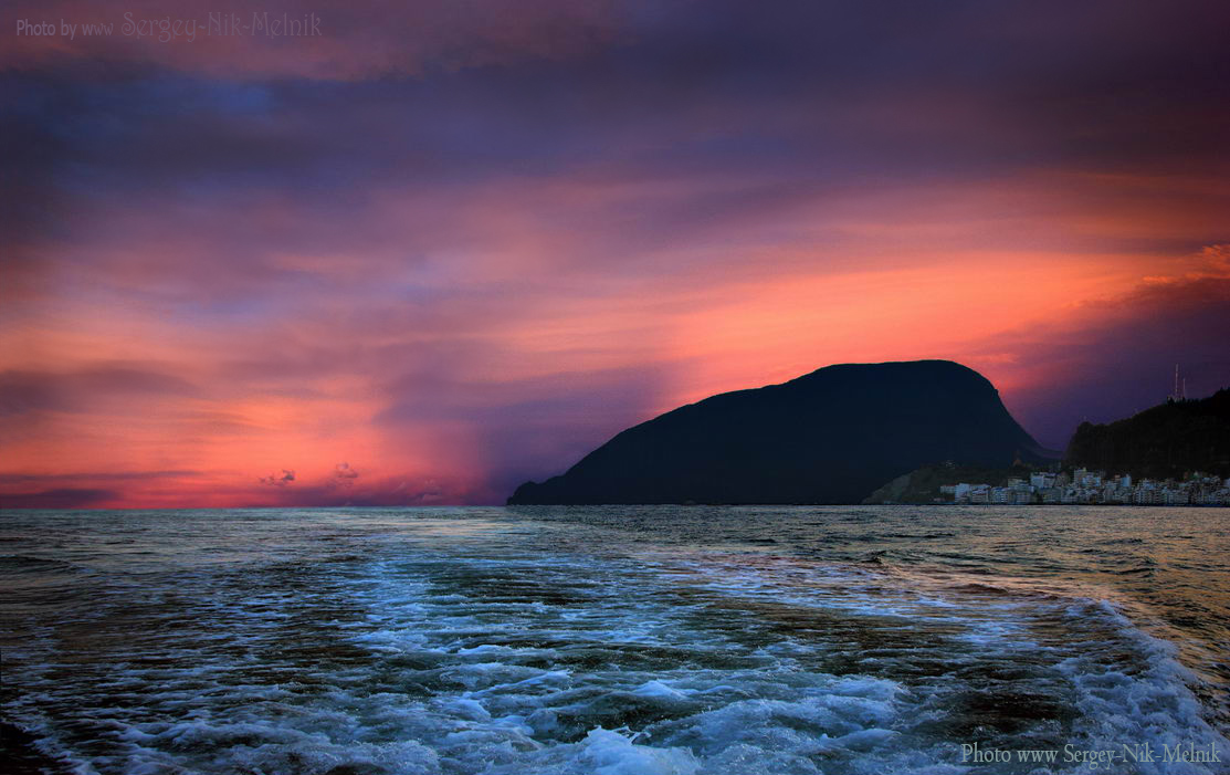 Медведь спит, а катер идет...