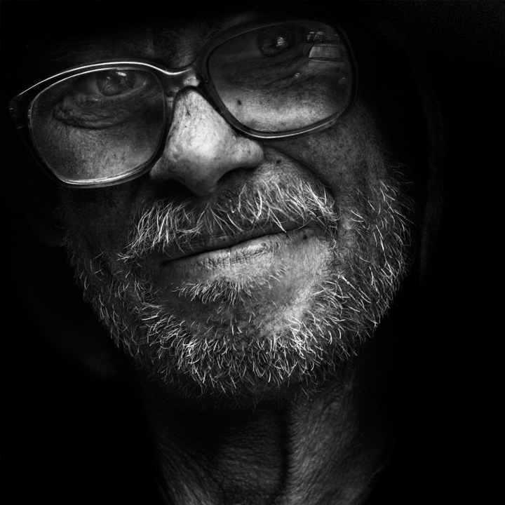 в толпе всегда один смеётся