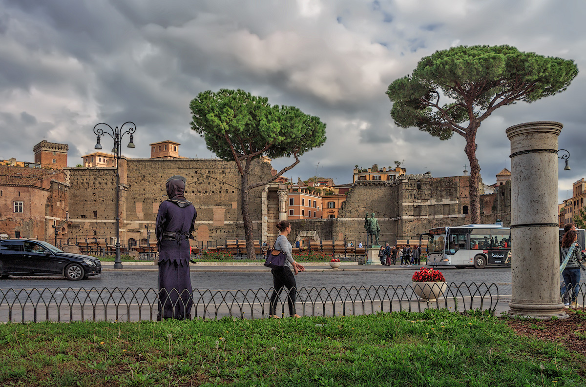 Старуха с косой повернулась к нам спиной