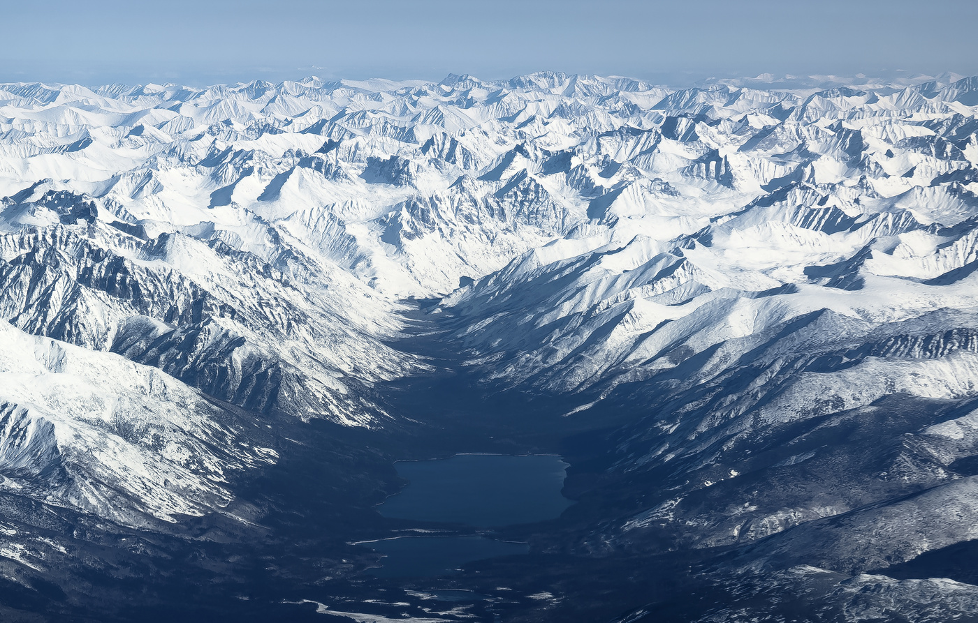 В окружении гор