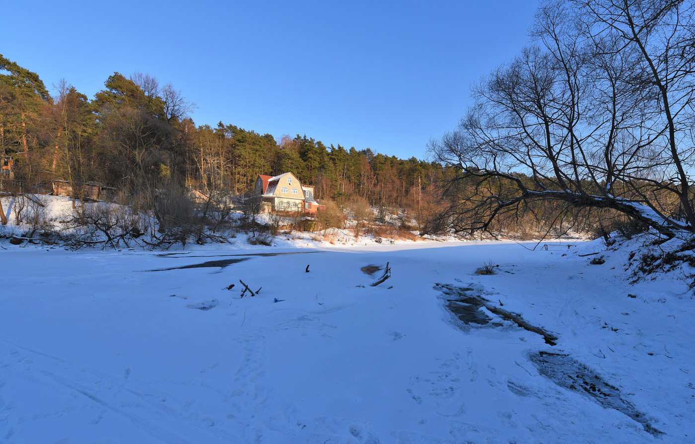 Домик на берегу реки ...