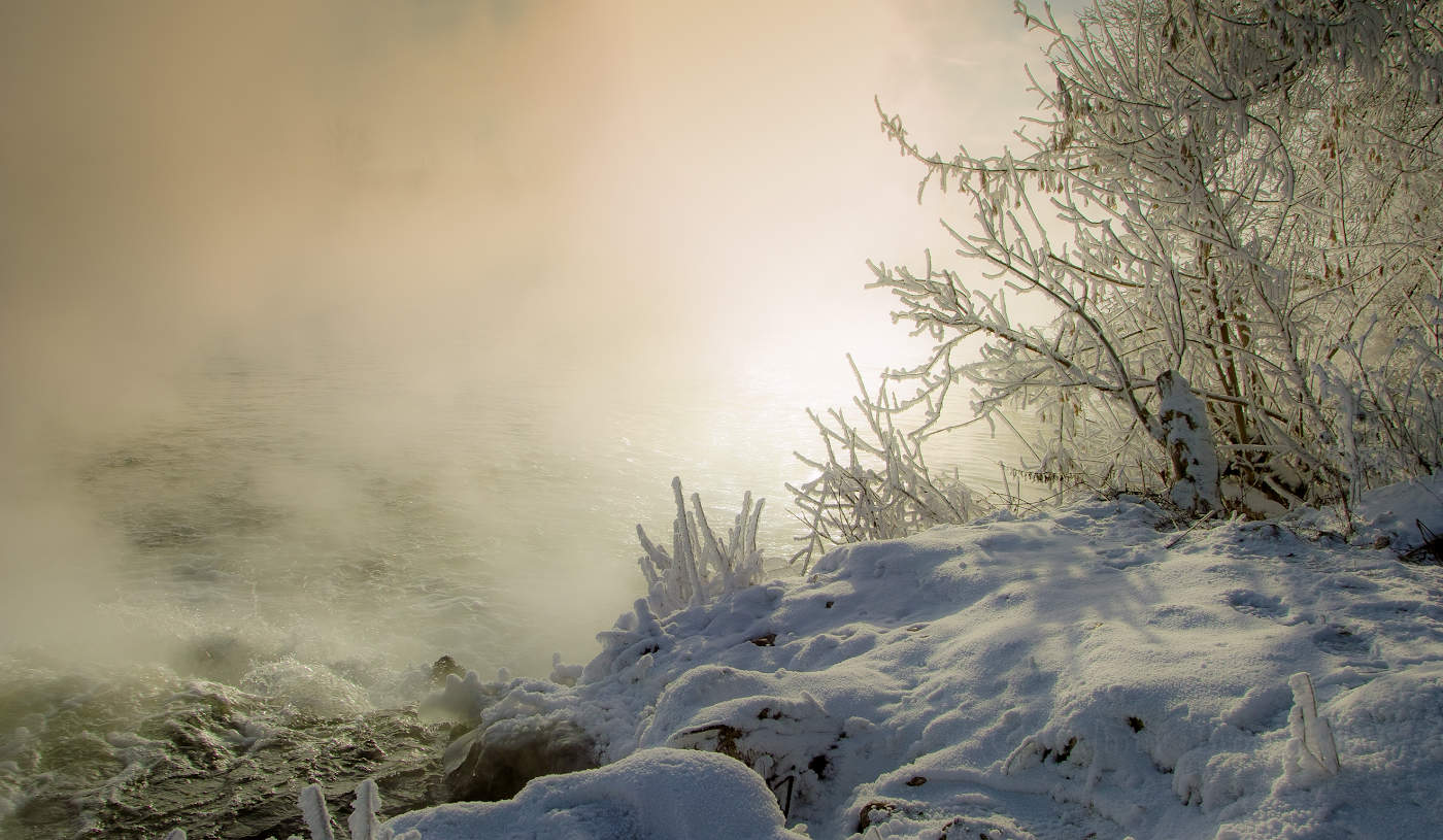 Морозное утро на незамерзающей реке