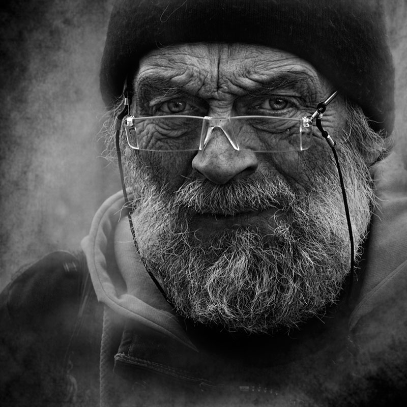 под напряжением