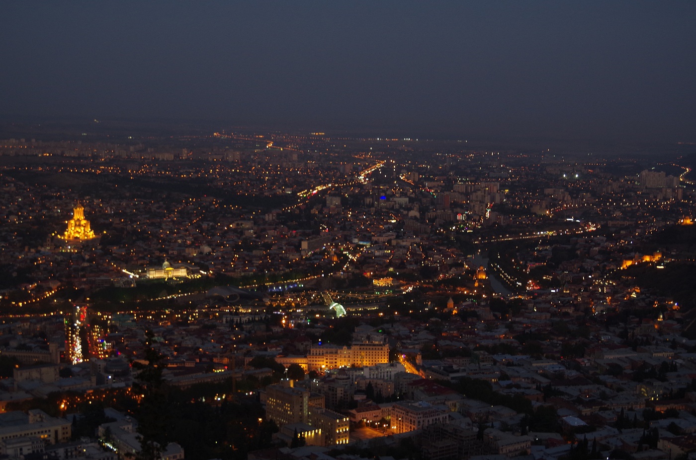 Город, зажигает огни.