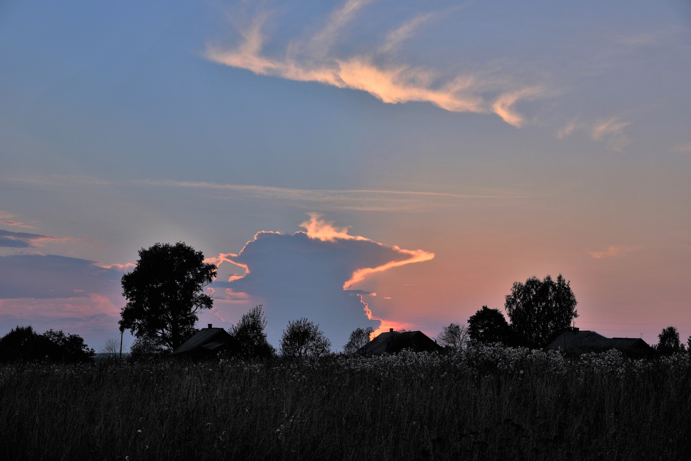 Задымился вечер, дремлет кот на брусе...
