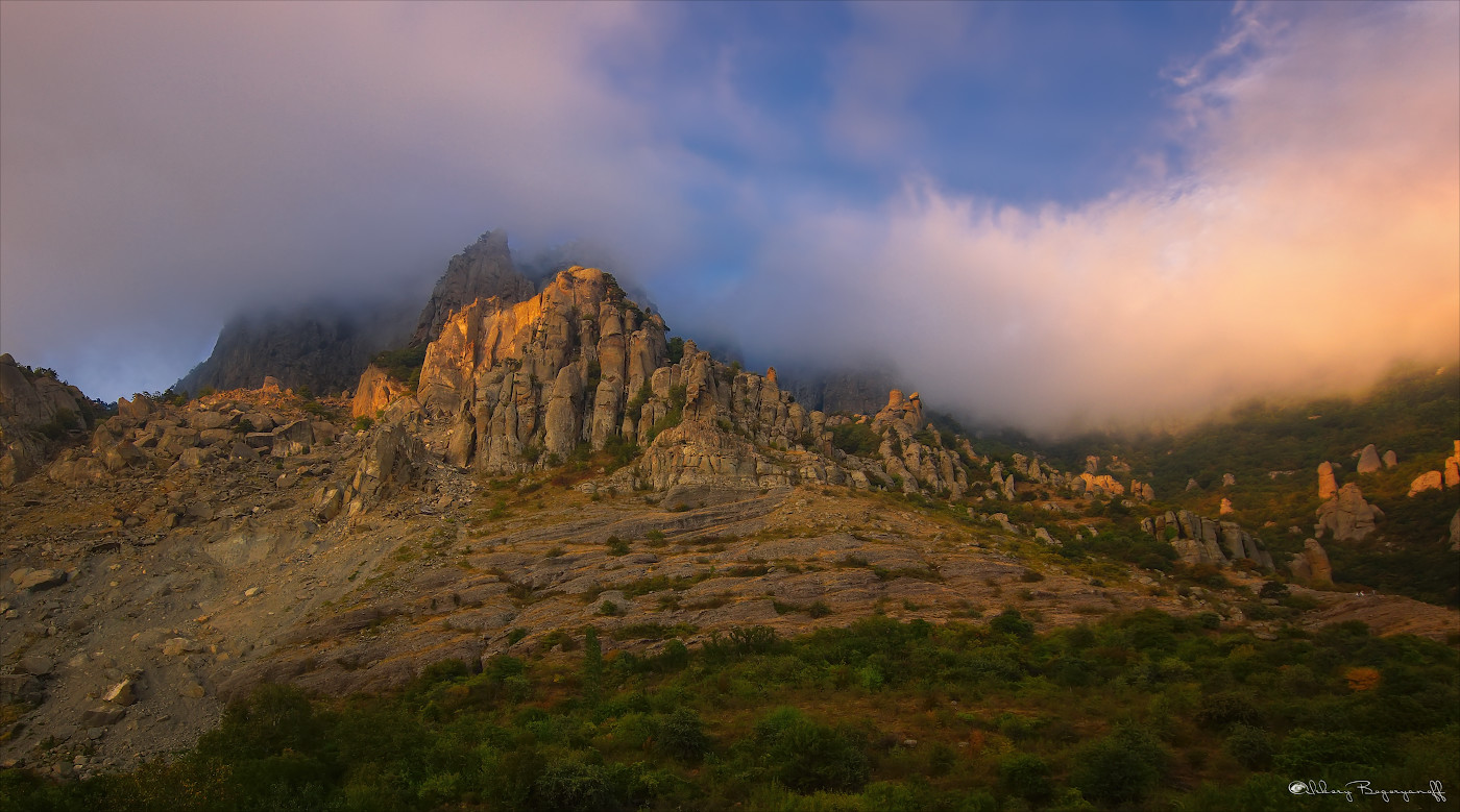 В золоте облаков.